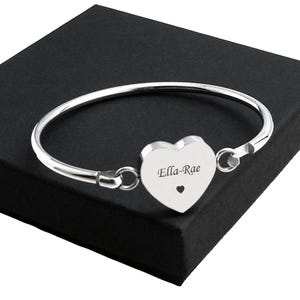 Armreif mit Gravur, personalisiert für Frauen oder Mädchen, in Geschenkbox mit einer Geschenkkarte. Jede Gravur auf einem Silber Stahl Armreif.