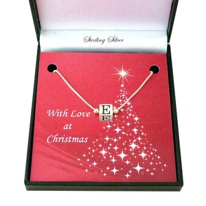 Collar con letra en plata de ley, en caja de regalo para Navidad. Dije de cubo con letra individual en cadena plateada.