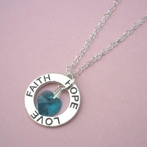 Collier Faith Hope Love avec pierre de naissance coeur en cristal, porte-cartes personnalisé dans une boîte cadeau.