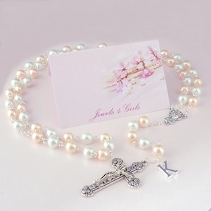 Rosario personalizado con cualquier letra o inicial, perlas de alta calidad. Rosa pálido y blanco. Regalo católico para niña.