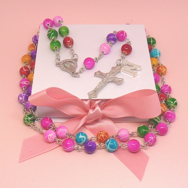 Perles de chapelet multicolores de haute qualité avec une breloque lettre, un centre Vierge Marie et une croix crucifix. Cadeau catholique pour fille. Christian.