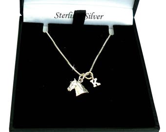 Silberne Pferdekopf-Halskette mit Initial Ihrer Wahl. Geschenk für jeden Pferde- oder Ponyliebhaber.