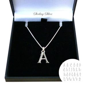 Collar de plata de ley 925 con dije de inicial y letra. Cristales de circonita cúbica. Cadenas de distintos tamaños para mujeres y niñas. Caja de regalo incluida.