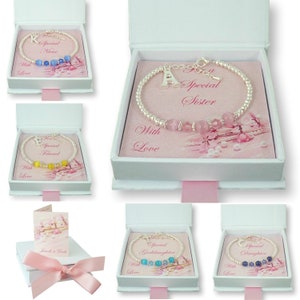 Bonita pulsera para niña con cristales de colores y cuentas de ojo de gato y dije con inicial de letra
