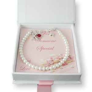 Pulsera con piedra natal, delicadas perlas de agua dulce y dije de letra. Regalo para mamá, niñera, hermana, hija, novia, etc.