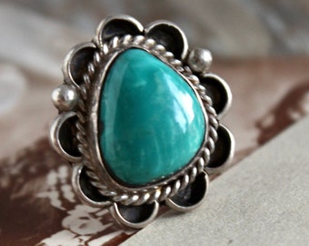 Beautiful 60’s Vintage Navajo Hand Stamped Sterling Silver Twisted Rope Silver Beaded Nevada Turquoise Flower Ring Sz 7