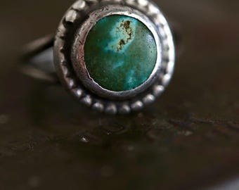 1930s Navajo Turquoise Ring | Vintage Green Turquoise Beaded Bezel | Old Pawn Split Shank Silver | Early Native American Jewelry | Size 6.5