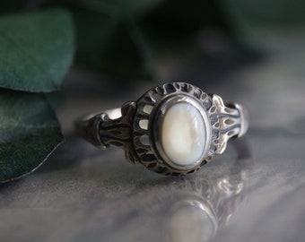 Vintage Art Deco mother of pearl ring Sterling Silver pearl Ring Vtg Native american mother of pearl Ring art decco nouveau ring Sz 5.5