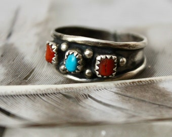 Vintage Navajo 3 Stone Turquoise + Coral Native American Sterling Silver Beaded Mens Unisex Row Band Ring