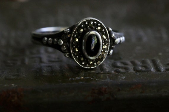 Vintage onyx and Marcasite and garnet ring Art De… - image 6
