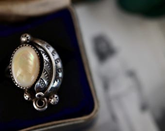 Vintage Navajo Mother of Pearl Ring | Sterling Silver Feather Appliqué | Hand Stamped Southwest Jewelry | 1970s Native American Ring | sz 6