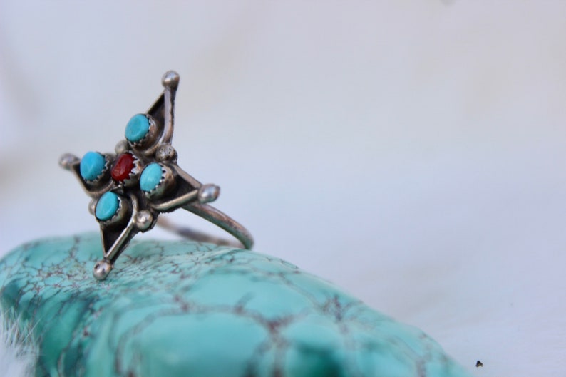 Old Pawn Vintage Zuni Sterling Silver Petit Point Snake Eye Turquoise And Coral Star Cluster Ring Sz 3.75