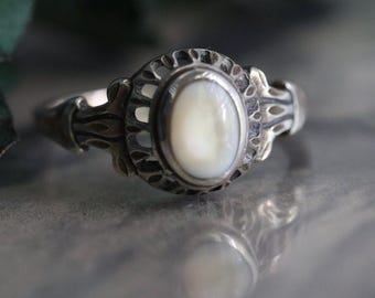 Vintage Art Deco mother of pearl ring Sterling Silver pearl Ring Vtg Native american mother of pearl Ring art decco nouveau ring Sz 5.5