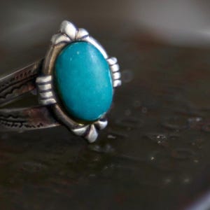 Vintage Navajo Turquoise Ring | Early Fred Harvey Era Split Shank Cigar Band | Hand Stamped Sterling Silver | Old Pawn Southwest | Sz 6.25