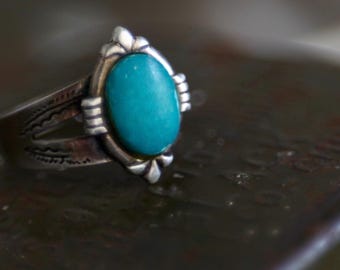 Vintage Navajo Turquoise Ring | Early Fred Harvey Era Split Shank Cigar Band | Hand Stamped Sterling Silver | Old Pawn Southwest | Sz 6.25