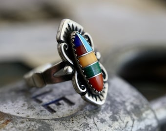 Beautiful multicolor Vintage Zuni Sterling Silver Split Shank Multistone Inlay Elongated Native American Scroll Ring