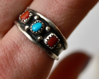 Vintage Navajo 3 Stone Turquoise + Coral Native American Sterling Silver Beaded Mens Unisex Row Band Ring Sz 13