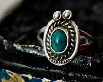 Vintage Navajo Turquoise Hand Stamped Sterling Silver Twisted Rope Southwestern Native American Horseshoe Ring Sz 8