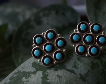 Vintage Zuni snake eye turquoise Flower cluster earrings old Pawn Native American Sterling Silver petit point turquoise flower Post Earrings