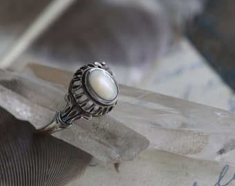 Vintage Art Deco mother of pearl ring Sterling Silver pearl Ring Vtg Native american mother of pearl Ring art decco nouveau ring Sz 5.5