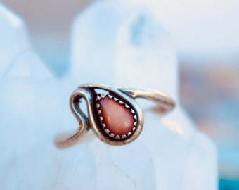 Vintage Old Pawn Sterling Silver Native American Southwestern Navajo Salmon Pink Mother of Pearl Swirl Ring