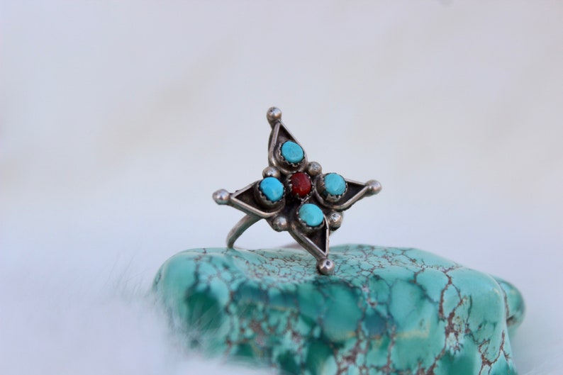 Old Pawn Vintage Zuni Sterling Silver Petit Point Snake Eye Turquoise And Coral Star Cluster Ring Sz 3.75