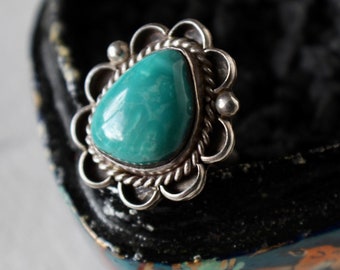 Beautiful 60’s Vintage Navajo Hand Stamped Sterling Silver Twisted Rope Silver Beaded Nevada Turquoise Flower Ring Sz 7