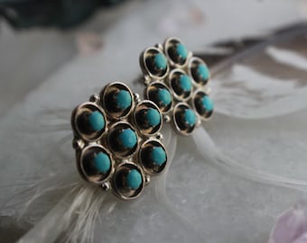Vintage Zuni snake eye turquoise Flower cluster earrings old Pawn Native American Sterling Silver petit point turquoise flower Post Earrings