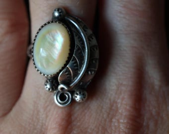 Vintage Navajo Mother of Pearl Ring | Sterling Silver Feather Appliqué | Hand Stamped Southwest Jewelry | 1970s Native American Ring | sz 6