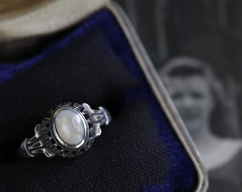 Vintage Art Deco mother of pearl ring Sterling Silver pearl Ring Vtg Native american mother of pearl Ring art decco nouveau ring Sz 5.5