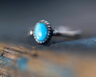 Vintage Navajo Turquoise Ring | Raised Oval Cabochon | Fluted Bezel Setting | Sterling Silver | Sz 5 | Old Pawn Sleeping Beauty Turquoise