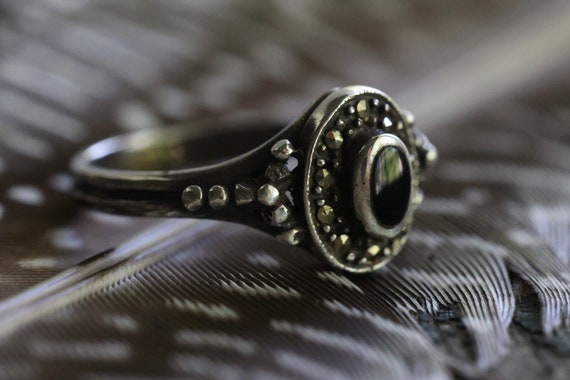 Vintage onyx and Marcasite and garnet ring Art De… - image 8