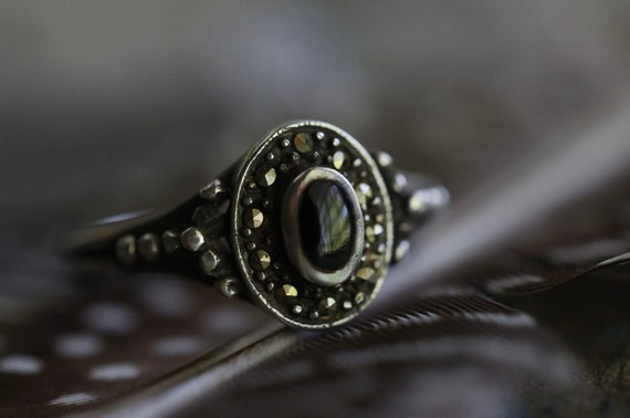 Vintage onyx and Marcasite and garnet ring Art De… - image 2