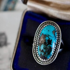 Vintage Navajo Turquoise Ring Sz 7.5 | Elongated Oval Natural Stone | Sterling Silver Sawtooth Bezel | Split Shank | CCB Hallmarked