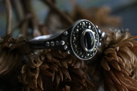 Vintage onyx and Marcasite and garnet ring Art De… - image 10