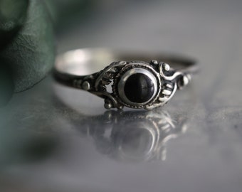 Vintage Onyx Ring Sterling Silver southwestern Onyx Ring Vtg Native american Black Onyx Ring southwestern black onyx scroll ring Sz 7.25