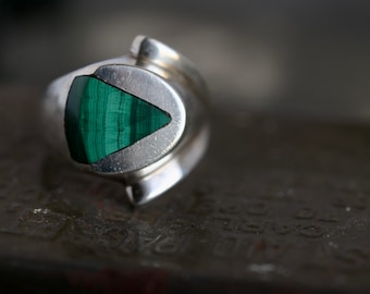 Vintage TAXCO Malachite inlay ring modernist Sterling Silver Art Deco malachite Ring silver Mexico Mid Century Space Age green Ring Sz 8.75