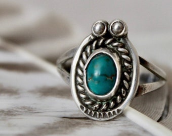 Vintage Navajo Turquoise Hand Stamped Sterling Silver Twisted Rope Southwestern Native American Horseshoe Ring Sz 8