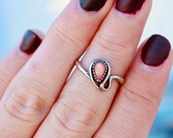 Vintage Old Pawn Sterling Silver Native American Southwestern Navajo Salmon Pink Mother of Pearl Swirl Ring