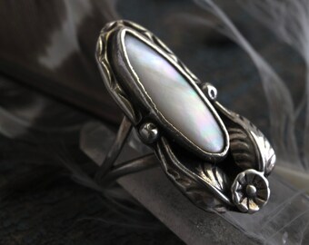 Vintage Navajo Mother of Pearl Ring Vintage Sterling Silver Elongated Mother of Pearl Navette Ring Native American Ring Southwestern Sz 5