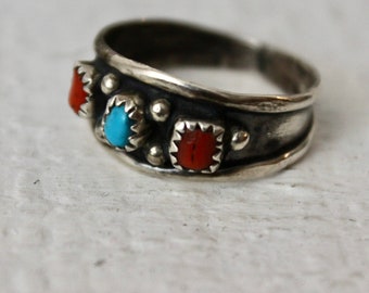 Vintage Navajo 3 Stone Turquoise + Coral Native American Sterling Silver Beaded Mens Unisex Row Band Ring