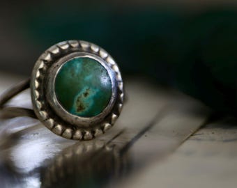 1930s Navajo Turquoise Ring | Vintage Green Turquoise Beaded Bezel | Old Pawn Split Shank Silver | Early Native American Jewelry | Size 6.5