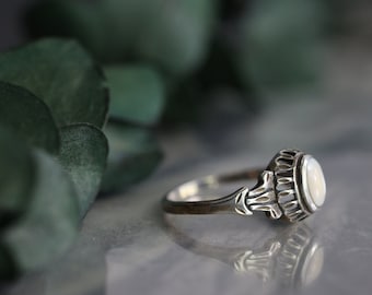 Vintage Art Deco mother of pearl ring Sterling Silver pearl Ring Vtg Native american mother of pearl Ring art decco nouveau ring Sz 5.5