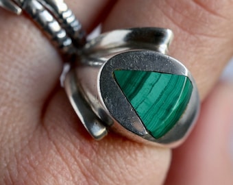 Vintage TAXCO Malachite inlay ring modernist Sterling Silver Art Deco malachite Ring silver Mexico Mid Century Space Age green Ring Sz 8.75