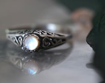 Antique Style Sterling Silver Filigree Ring with Mother of Pearl Cabochon • Vintage Size 6.75 Art Deco Lace Setting • Boho Heirloom Gift