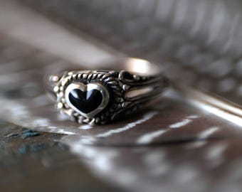 Vintage Sterling Silver Black Onyx Heart Ring Delicate Openwork Band Romantic Gothic Love Jewelry Valentine Gift Size 4 Pinky