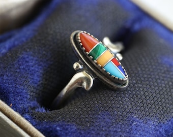 Beautiful multicolor Vintage  Sterling Silver Split Shank Multistone Inlay Elongated southwestern  Scroll Ring