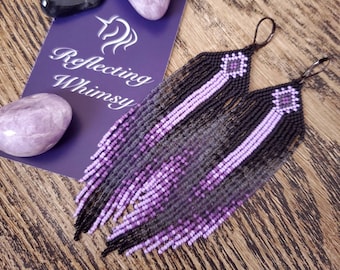 Pendientes con orquídeas moradas y flecos de cuentas negras