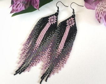 Pendientes con orquídeas rosas y flecos de cuentas negras