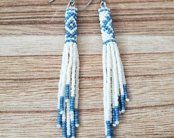 Pendientes con borlas de cuentas de semillas en color crema y azul, estilo "Tranquility".